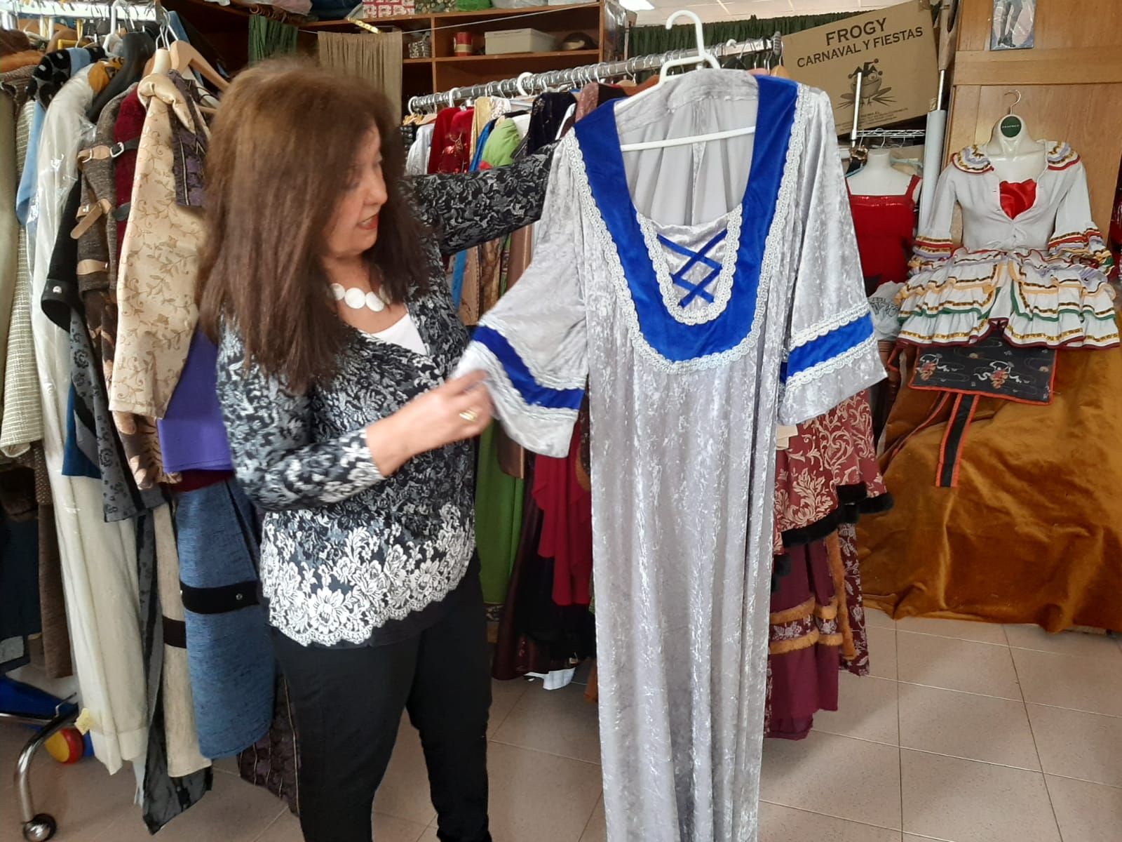 Aquí se hacen los trajes de Exconxuraos: Llanera tiene a su propia costurera medieval