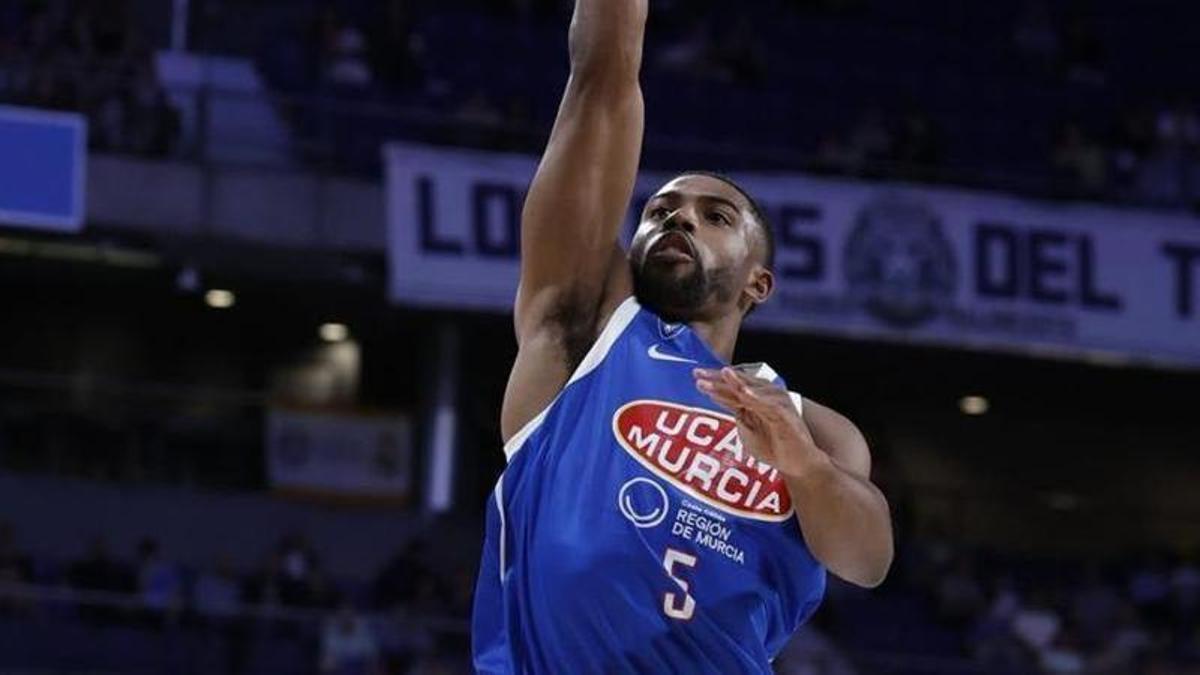 DeJulius lanza a canasta en el Real Madrid-UCAM Murcia. | ACB PHOTO / SARA GORDON