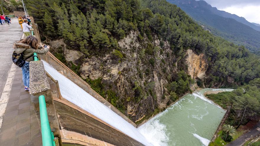 Apertura de las compuertas del embalse de Guadalest