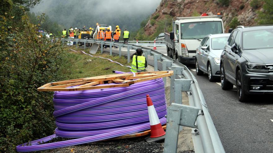 Els treballs d&#039;instal·lació de la fibra òptica a l&#039;eix del Llobregat, a l&#039;altura de Cercs