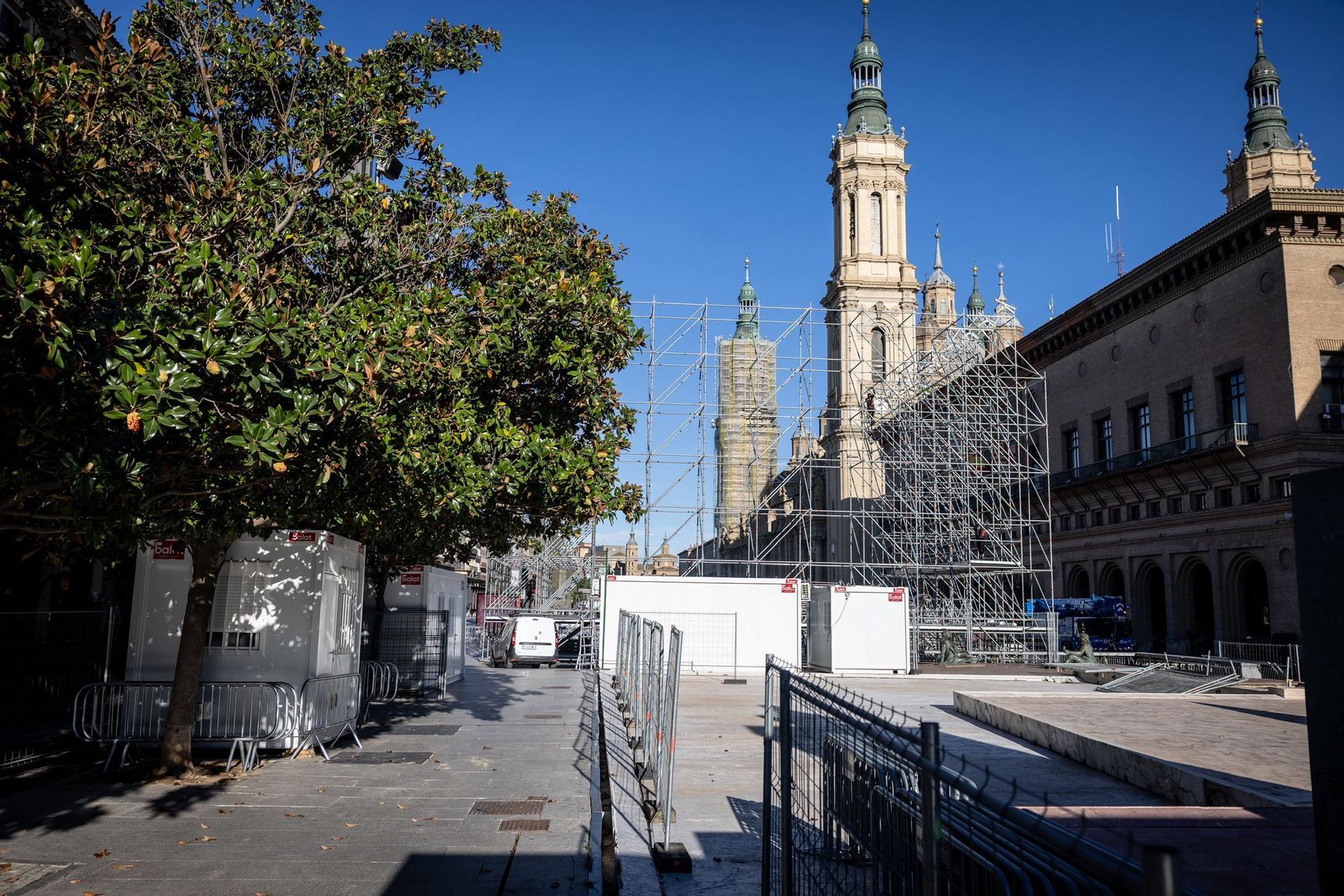 Comienza el montaje del gran escenario de las fiestas en la plaza del Pilar de Zaragoza