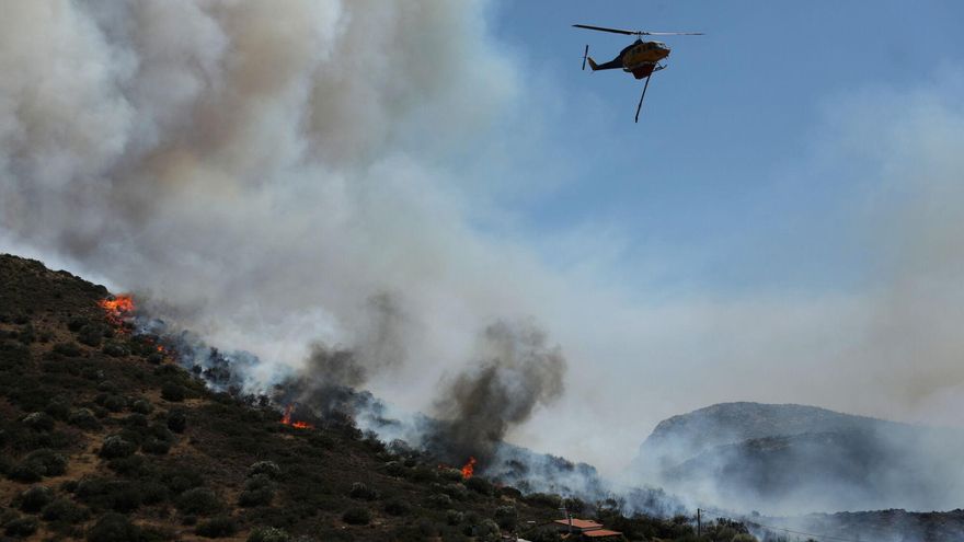 Un gran incendio a las afueras de Atenas obliga a evacuar a más de 1.200 personas