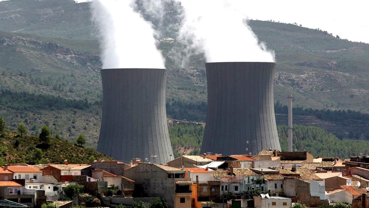 Torres de refrigeración de la central nuclear de Cofrentes.