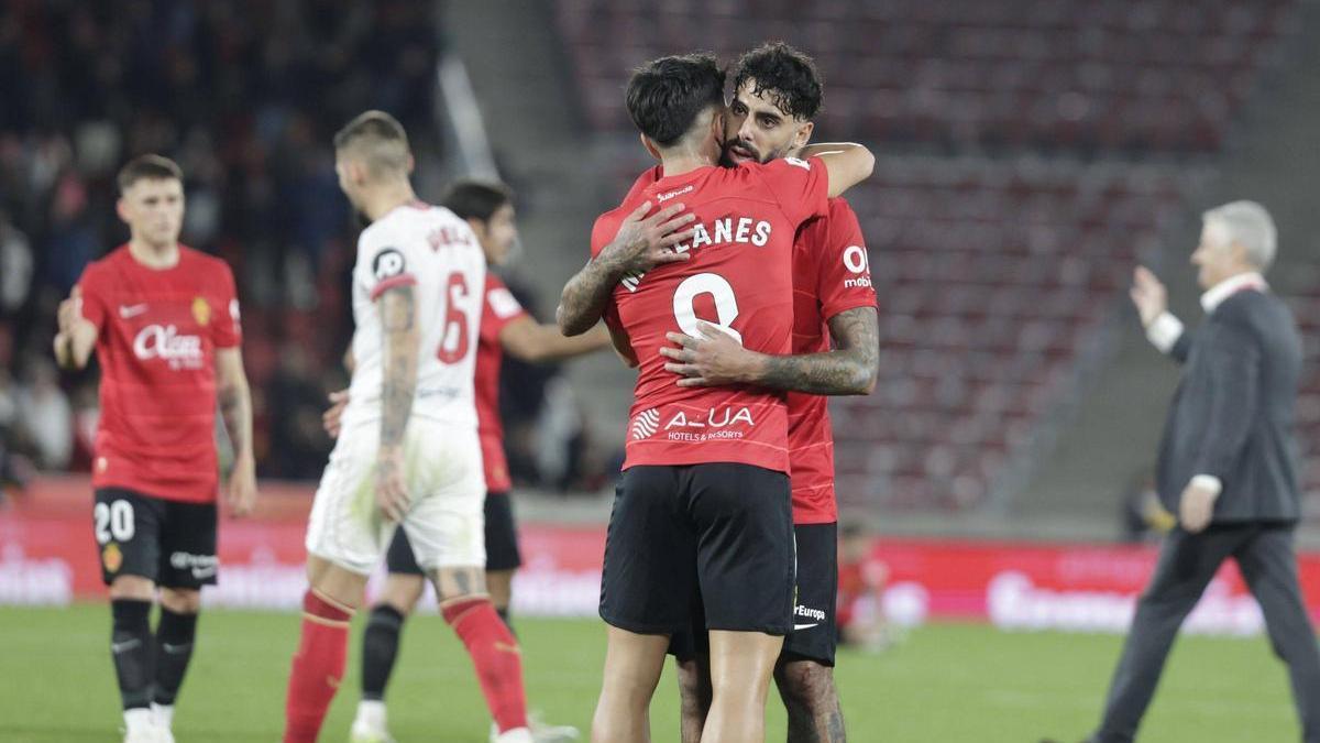 Abrazo entre Morlanes y Samú Costa al final del partido ante el Sevilla. r