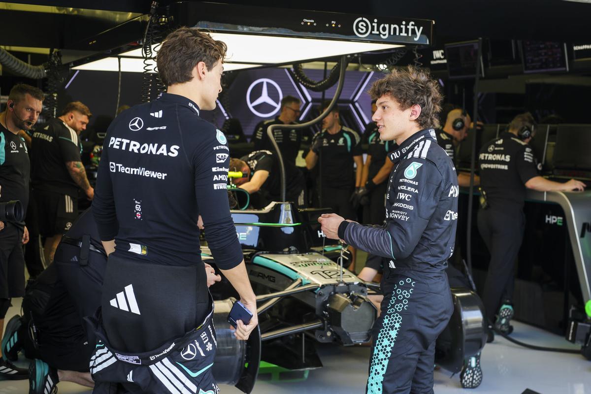Antonelli y Russell en el box de Mercedes