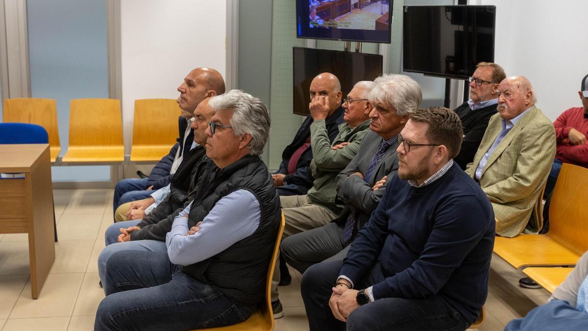 Vista general del banquillo de los acusados el primer día del juicio por la trama urbanística de Llíber.