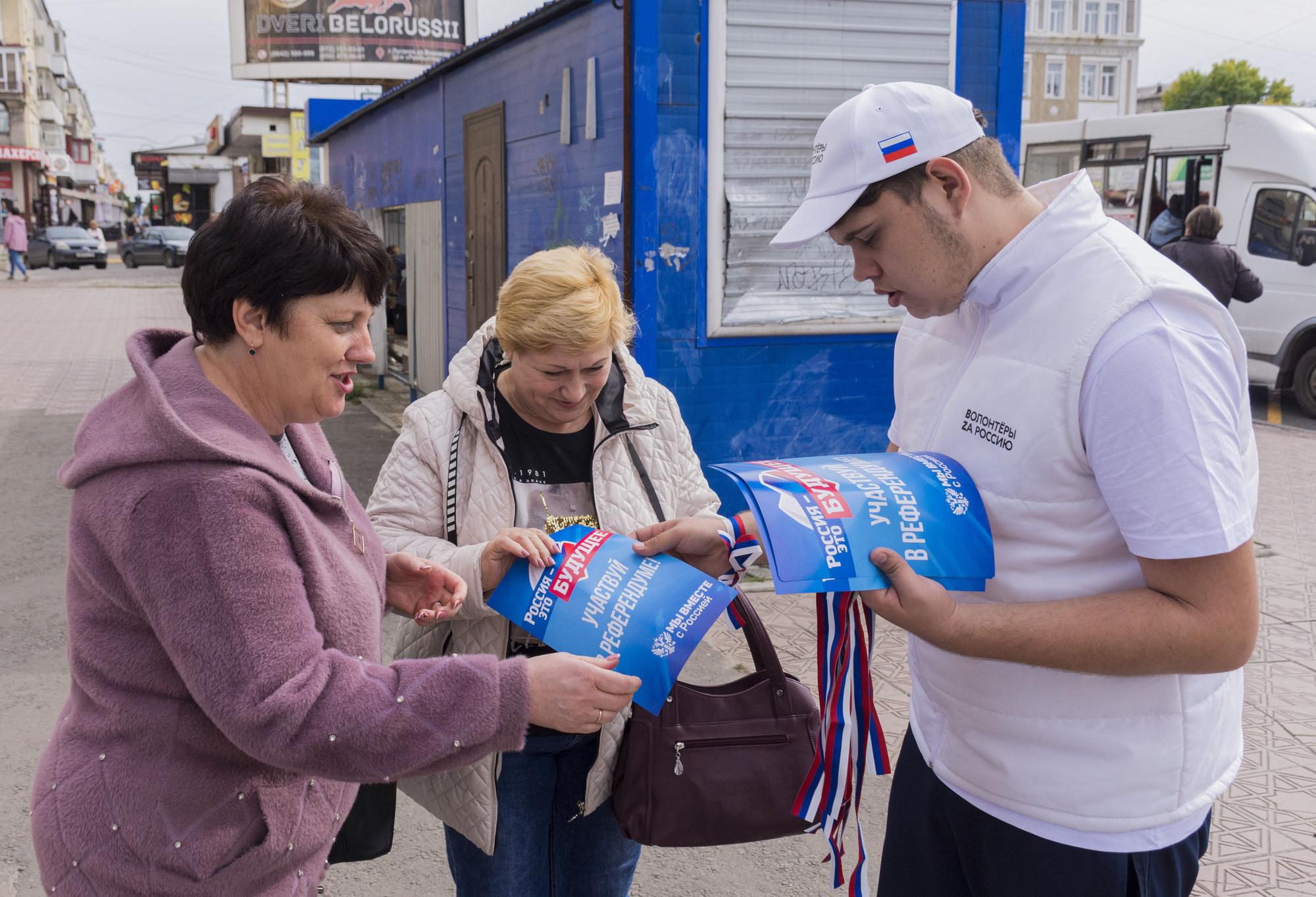 Un joven prepara el referéndum en Lugansk. EPC