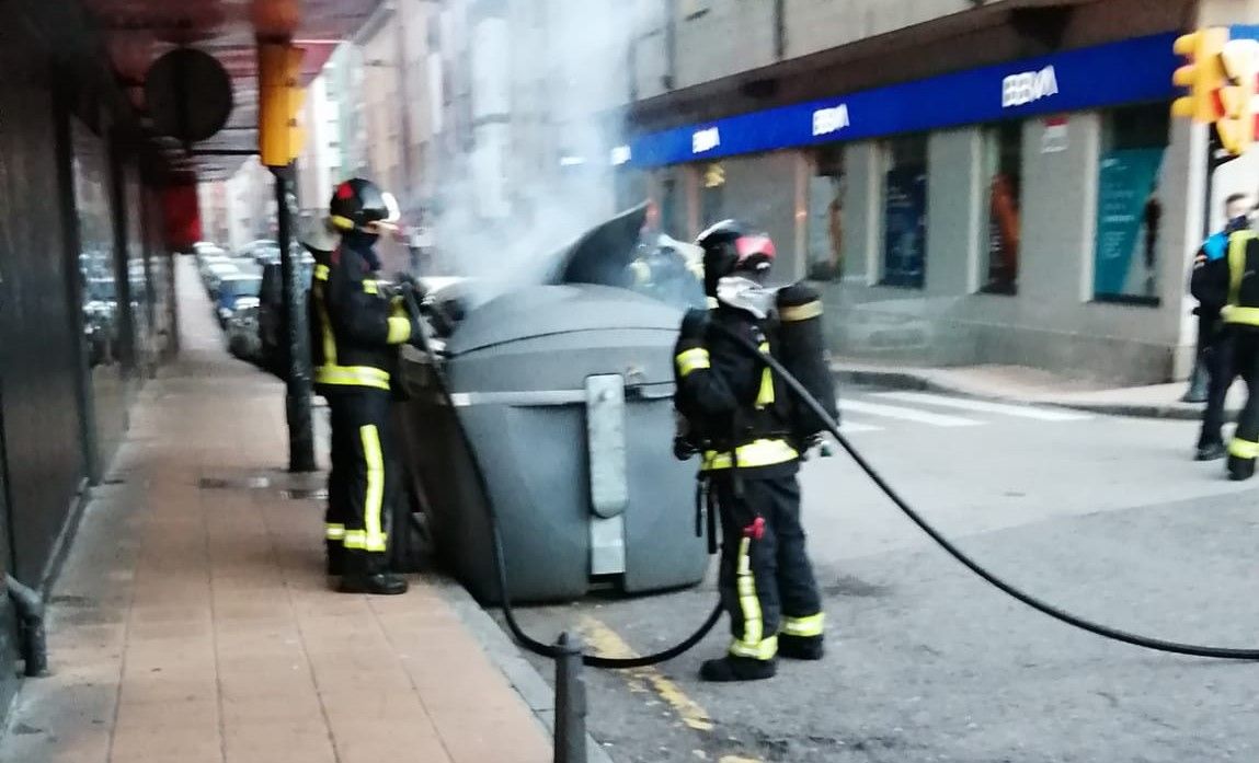 Intervención de bomberos por dos incendios en furgonetas