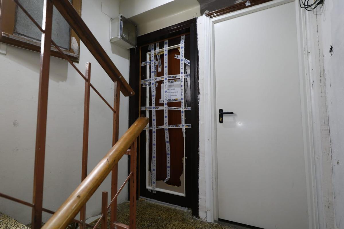 La puerta del domicilio de Eugenia, asesinada por su pareja este martes, en Zaragoza.