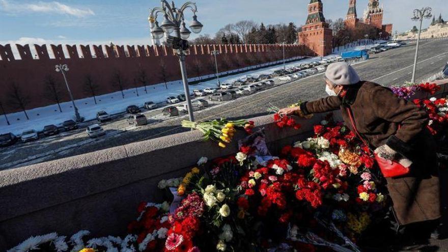 Miles de personas desfilan en Moscú ante el lugar donde el opositor Nemtsov fue asesinado