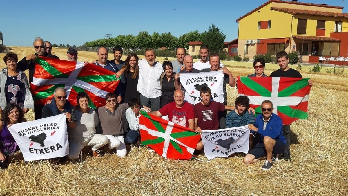 Familiares del etarra Xabier Ugarte, en las puertas de la cárcel de Topas (Salamanca) en julio de 2019