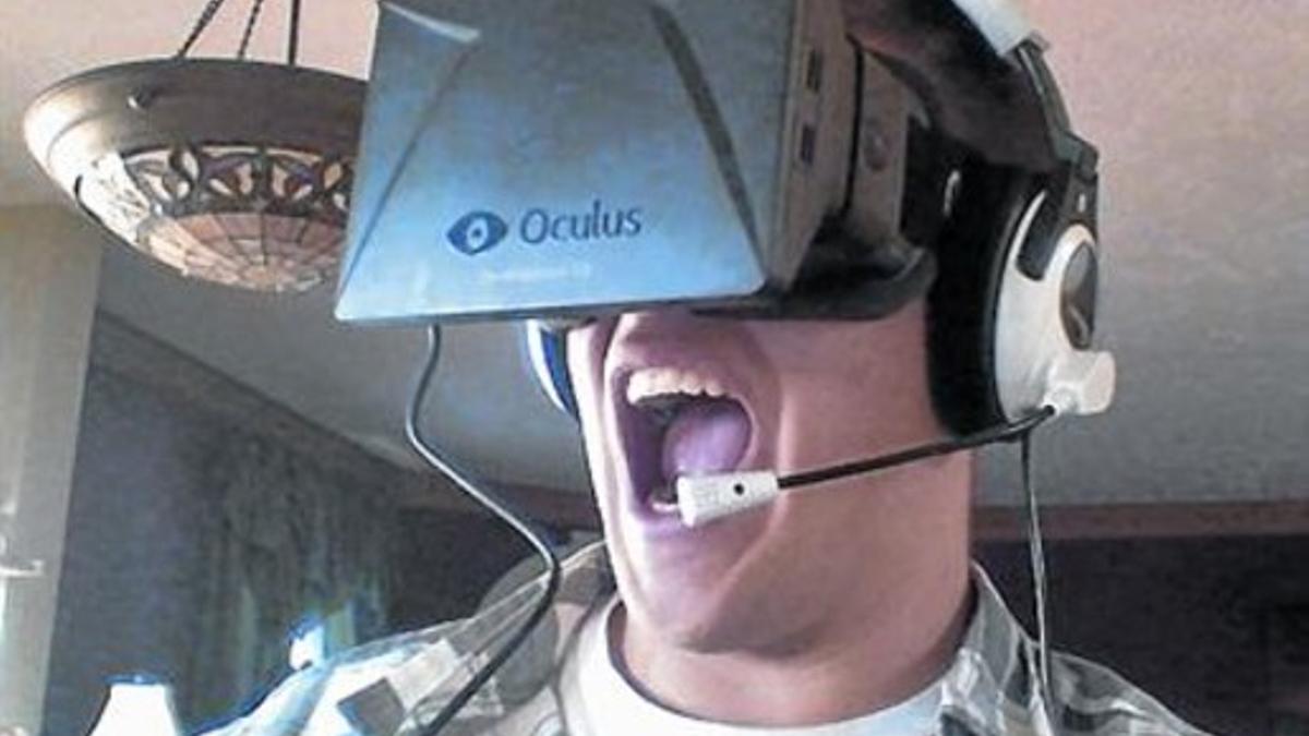 Un usuario prueba las gafas Oculus Rift.