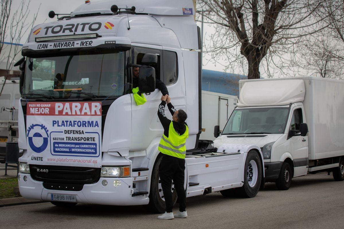 El Govern central recula i avança la reunió amb els transportistes per frenar les aturades El Govern central recula i avança la reunió amb els transportistes per frenar les aturades