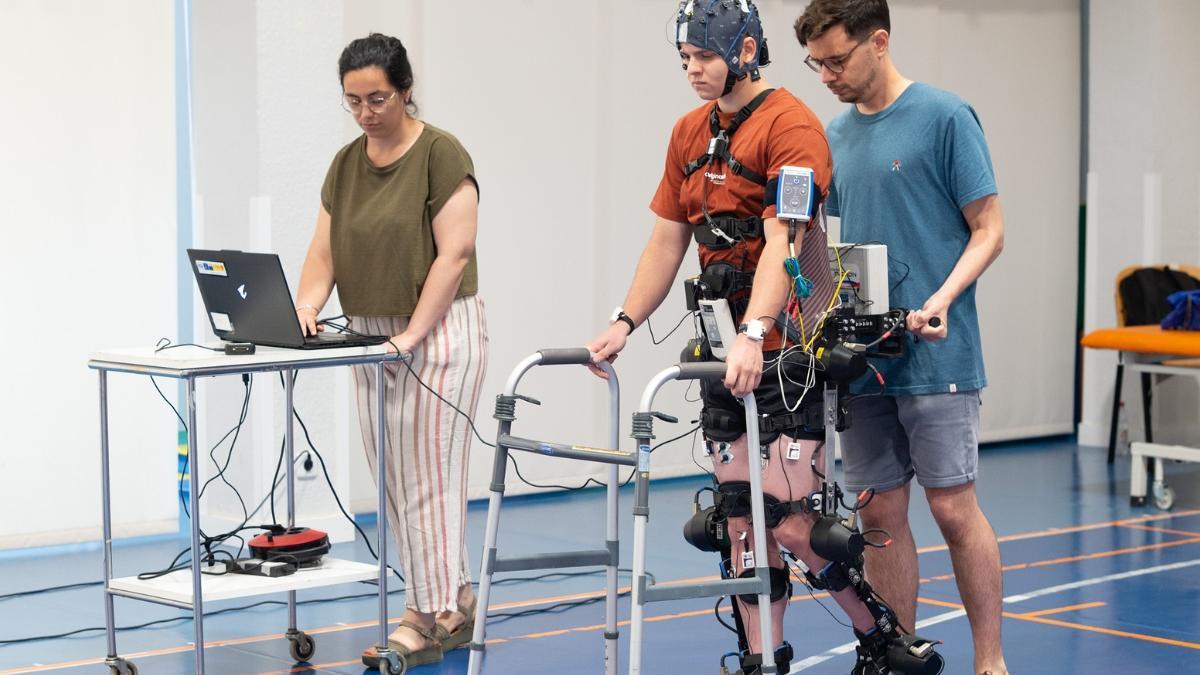 El sistema ideado por la UMH de Elche combina un exoesqueleto junto a la estimulación cerebral