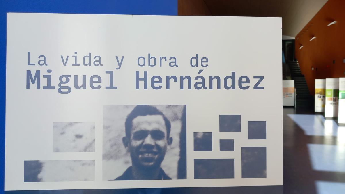 Cartel que recibe al visitante en la exposición, en el auditorio Josefina Manresa