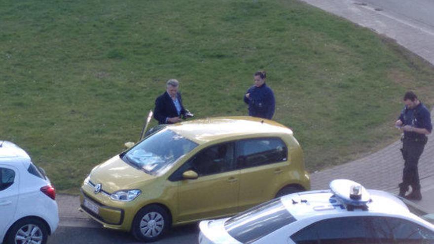 Dos homes vestits de Guàrdia Civil es colen a la casa de Puigdemont a Waterloo