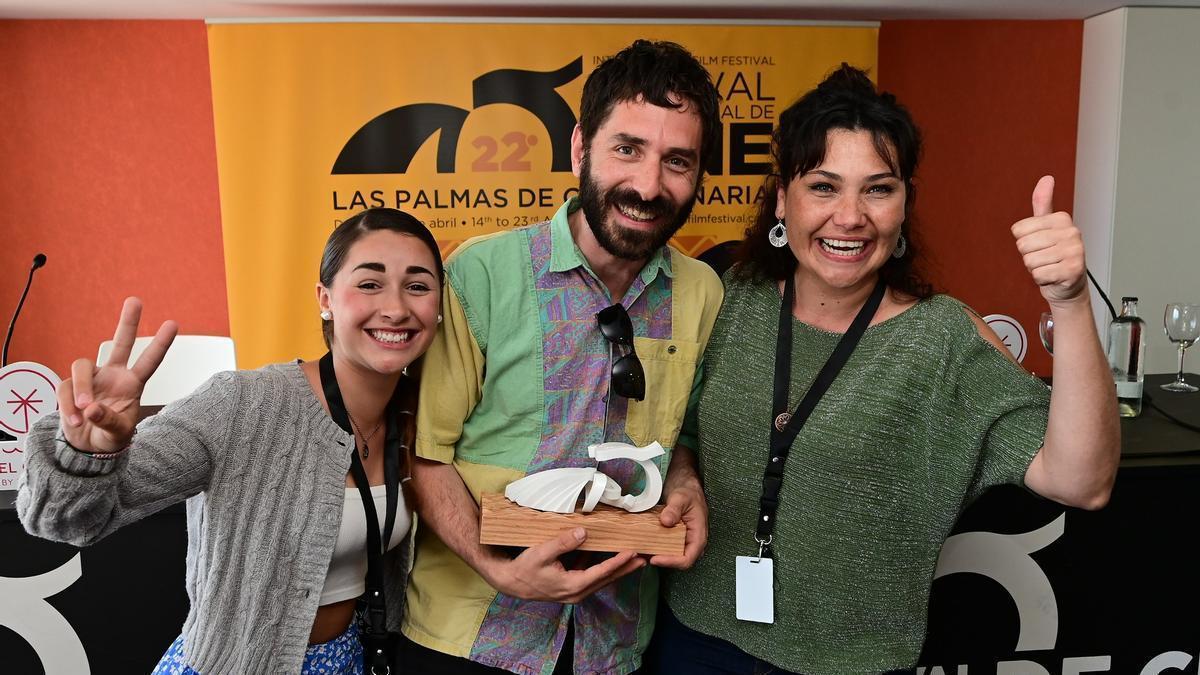 De izq. a dcha., la actriz Paula Campos, el director Omar A. Razzak y la actriz Sigrid Ojel, ayer, con el premio del Festival.