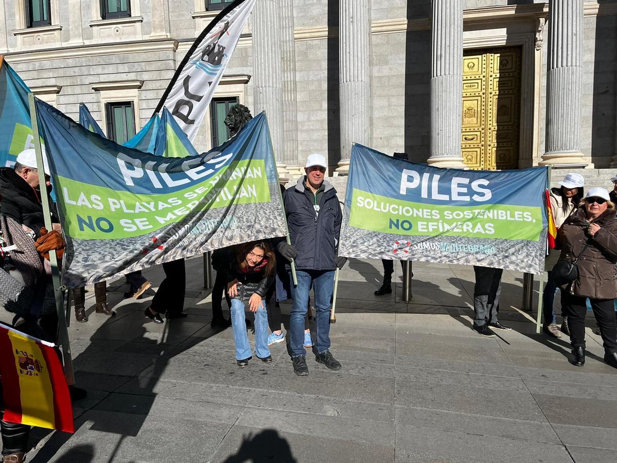 El alcalde de Piles, en la reciente manifestación, en Madrid, pidiendo medidas para salvar las playas.