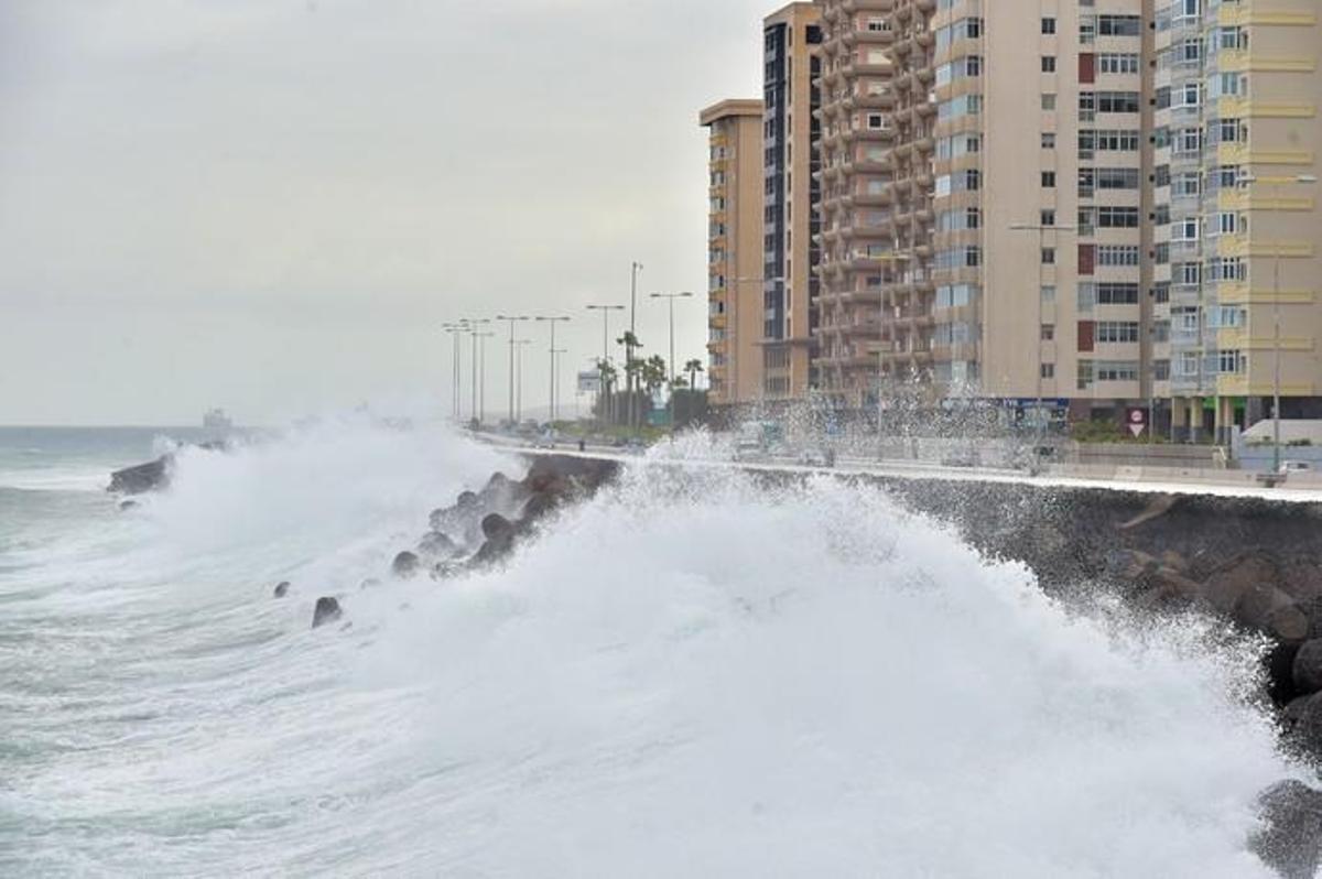 02-02-2019 LAS PALMAS DE GRAN CANARIA. Alerta por mala mar. Oleaje en la avenida marítima. Fotógrafo: ANDRES CRUZ