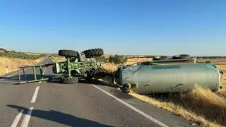 Espectacular accidente en Nogales: un tractor y una cuba vuelcan en plena EX-105