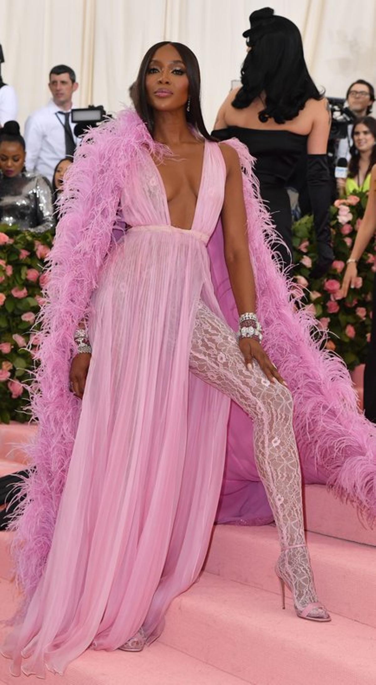 Naomi Campbell, con un rosa Valentino con muchas plumas.