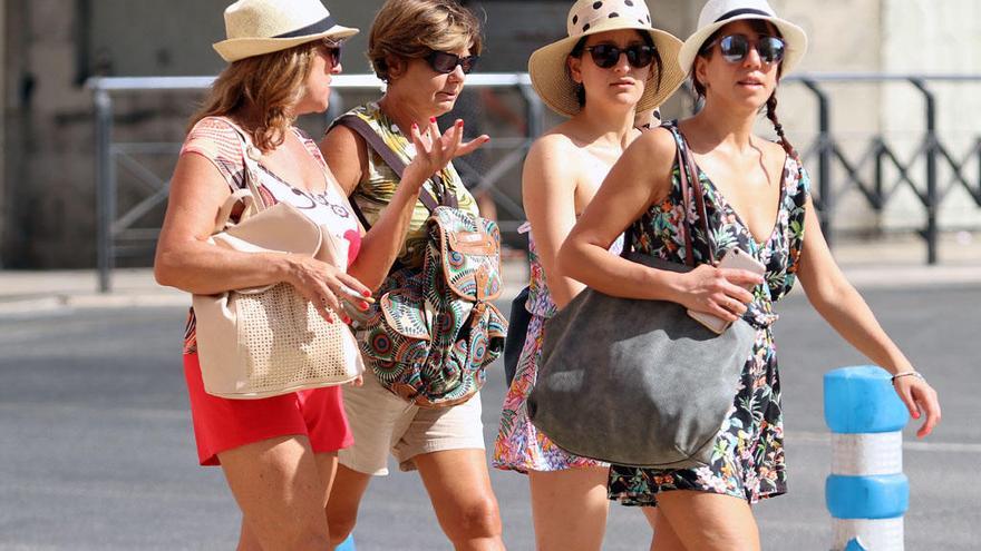 Turistas recorren el Centro Histórico de la capital malagueña.