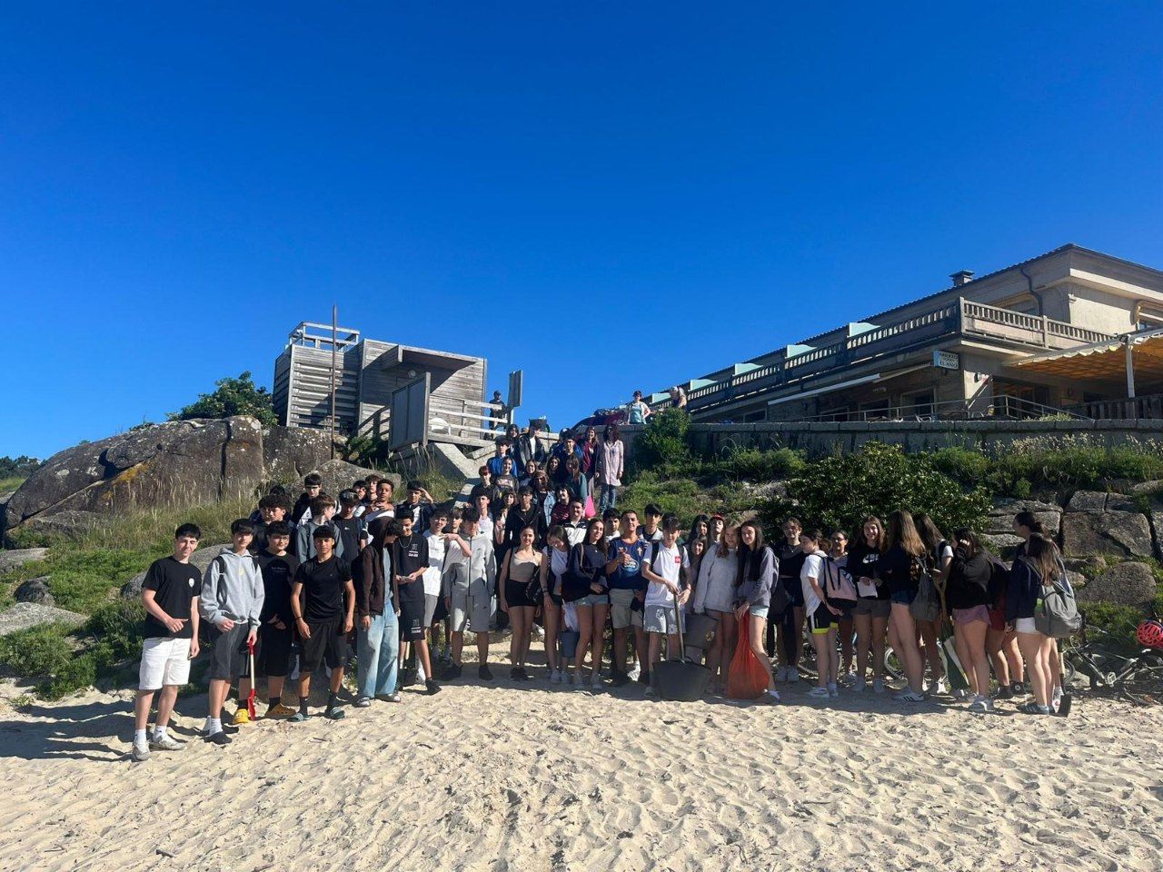 Los alumnos a su llegada a la playa grovense de A Lanzada, para participar en la fiesta de las esculturas de arena.