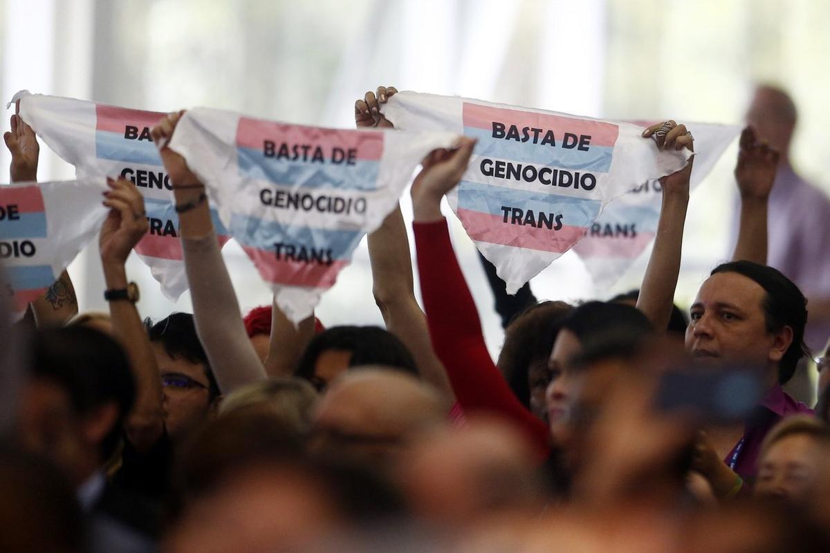 AME6954  MEDELLIN  COLOMBIA   26 06 2019 - Activistas por los derechos de los transexuales protestan durante el dialogo de representantes de las organizaciones de la sociedad civil y otros actores  con jefes de delegacion  secretario general y secretario general adjunto de la organizacion este miercoles  durante la 49 Asamblea General de la OEA  en Medellin  Colombia   La Coalicion de Organizaciones de Derechos Humanos de las Americas expuso este miercoles ante la OEA su  profunda preocupacion  por la situacion en America Latina  la region  mas peligrosa para defender derechos en el mundo   EFE  Luis Eduardo Noriega A