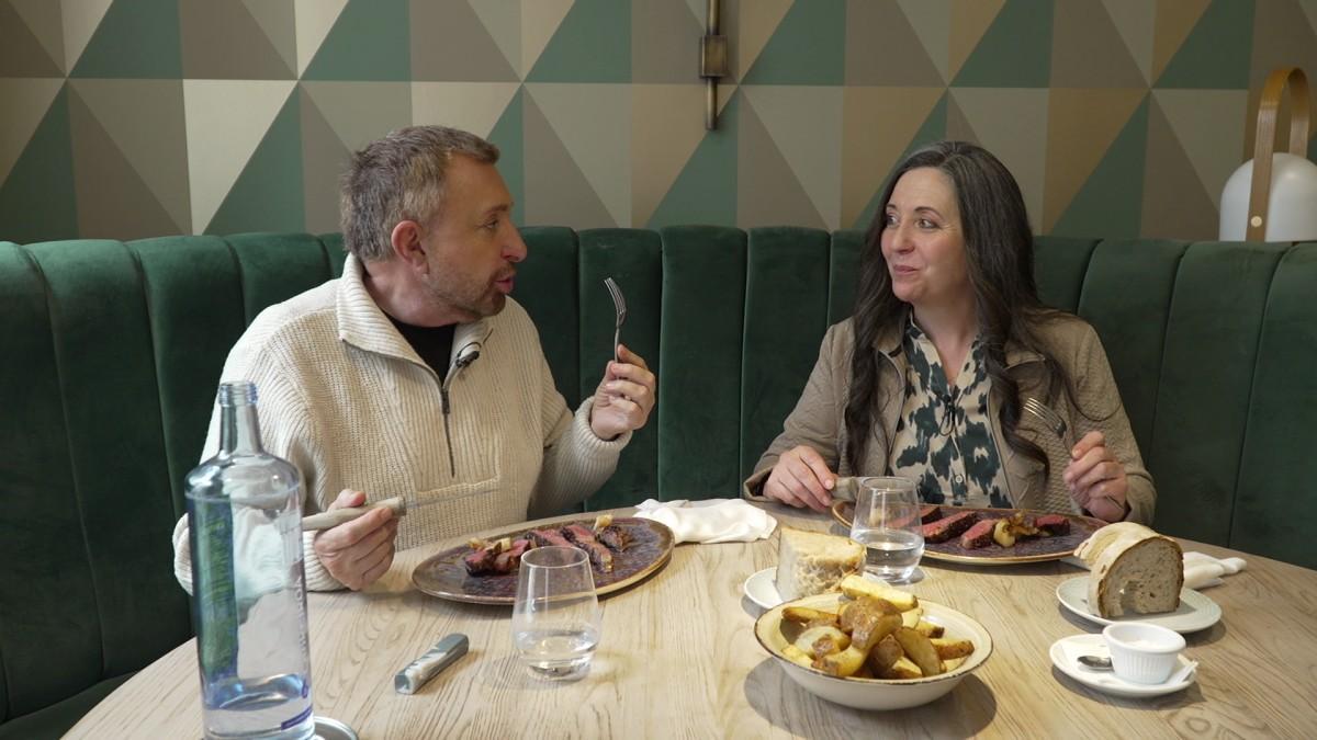 José Manuel Parada y Ana Santos prueba el chuletón lucense que enamoró a Eva Longoria