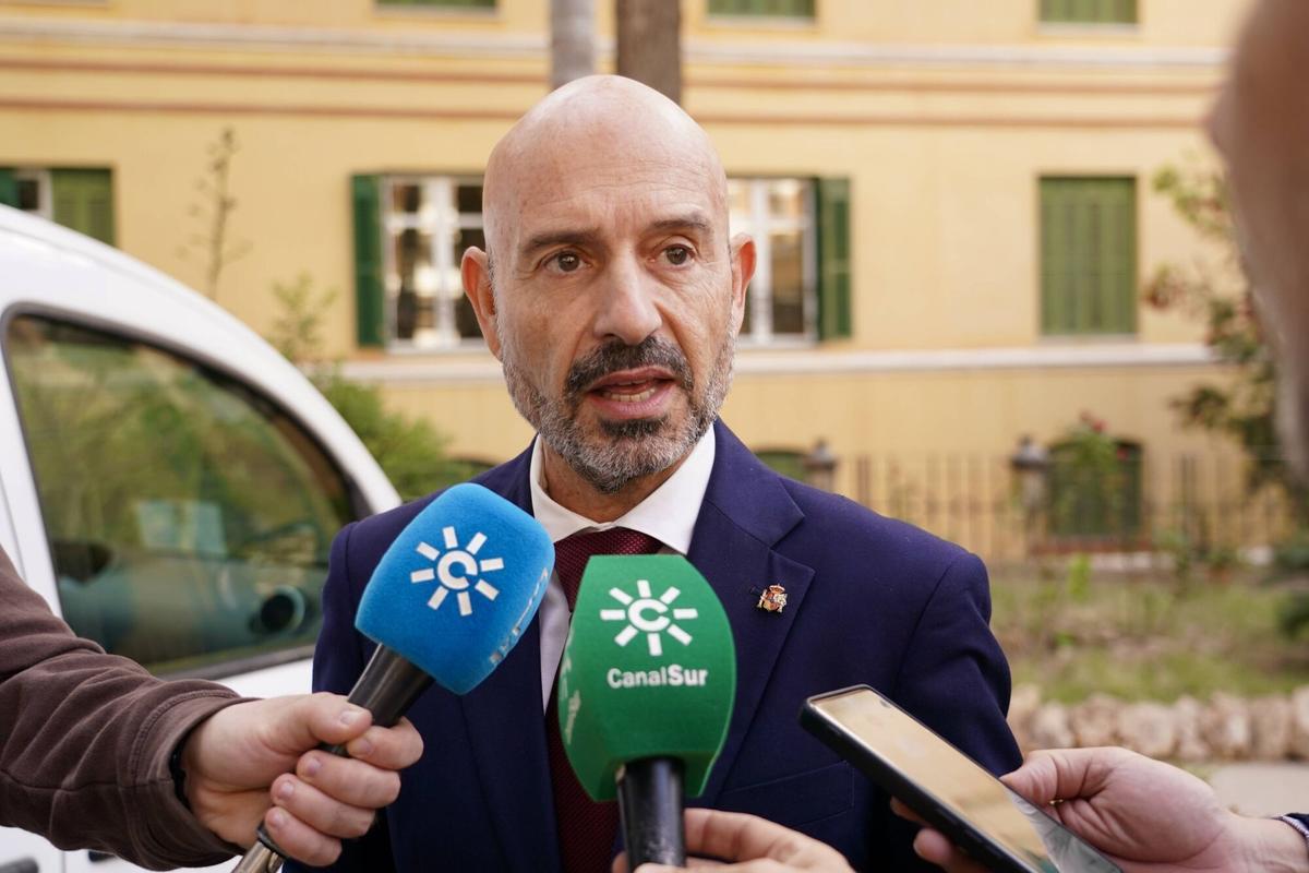 Javier Salas acusa de "trilero" a Moreno Bonilla.