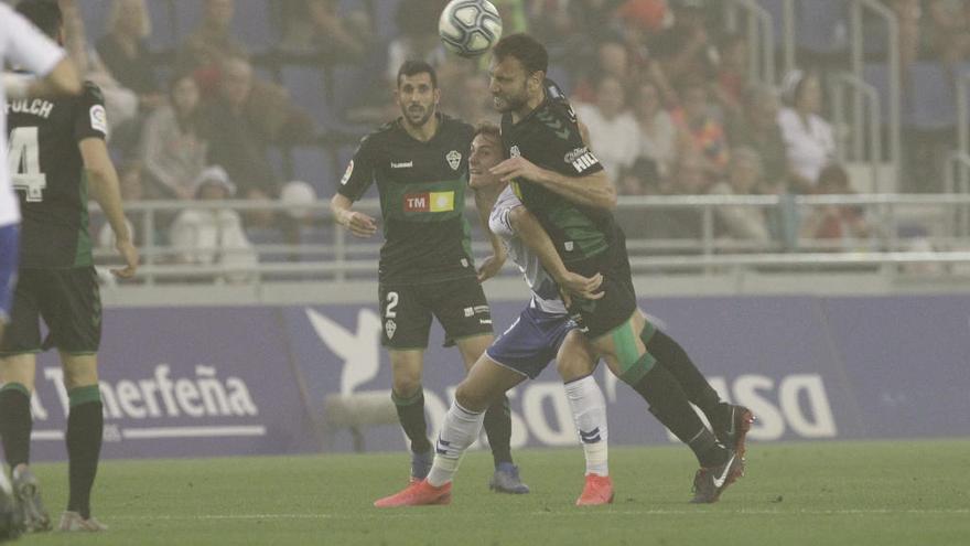 Gonzalo Verdú despeja un balón ante Dani Gómez.