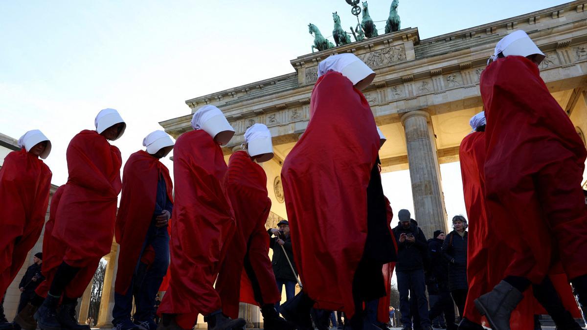 Manifestantes, vestidos como en 'El cuento de la criada', protestan contra las reformas en Israel, durante la visita del Primer Ministro israelí Netanyahu.