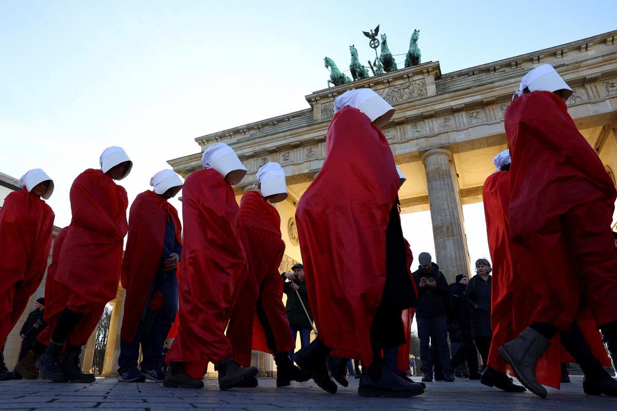 Manifestantes, vestidos como en El cuento de la criada, protestan contra las reformas en Israel, durante la visita del Primer Ministro israelí Netanyahu.