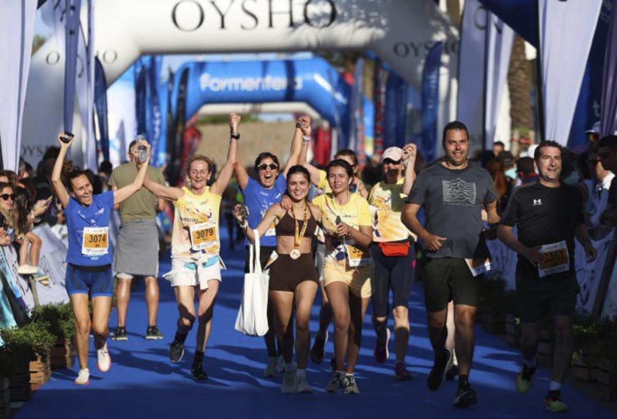 Participantes de  la 8K a su llegada a meta. | TONI ESCOBAR
