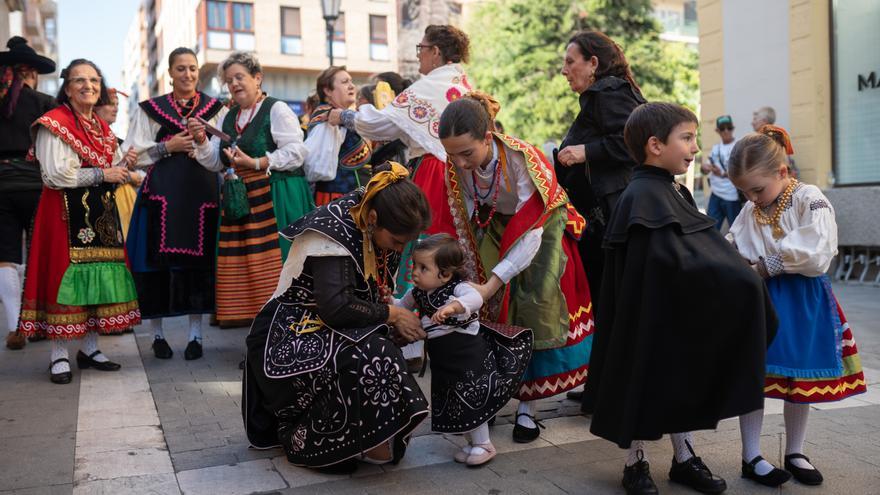 GALERÍA | Desfile de indumentaria tradicional en Zamora