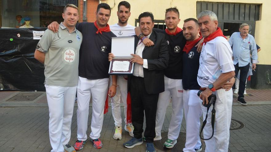 Algunos corredores del toro hacen entrega de una placa a Francisco Salagre en reconocimento por sus años participando en la carrera del toro. | E. P.