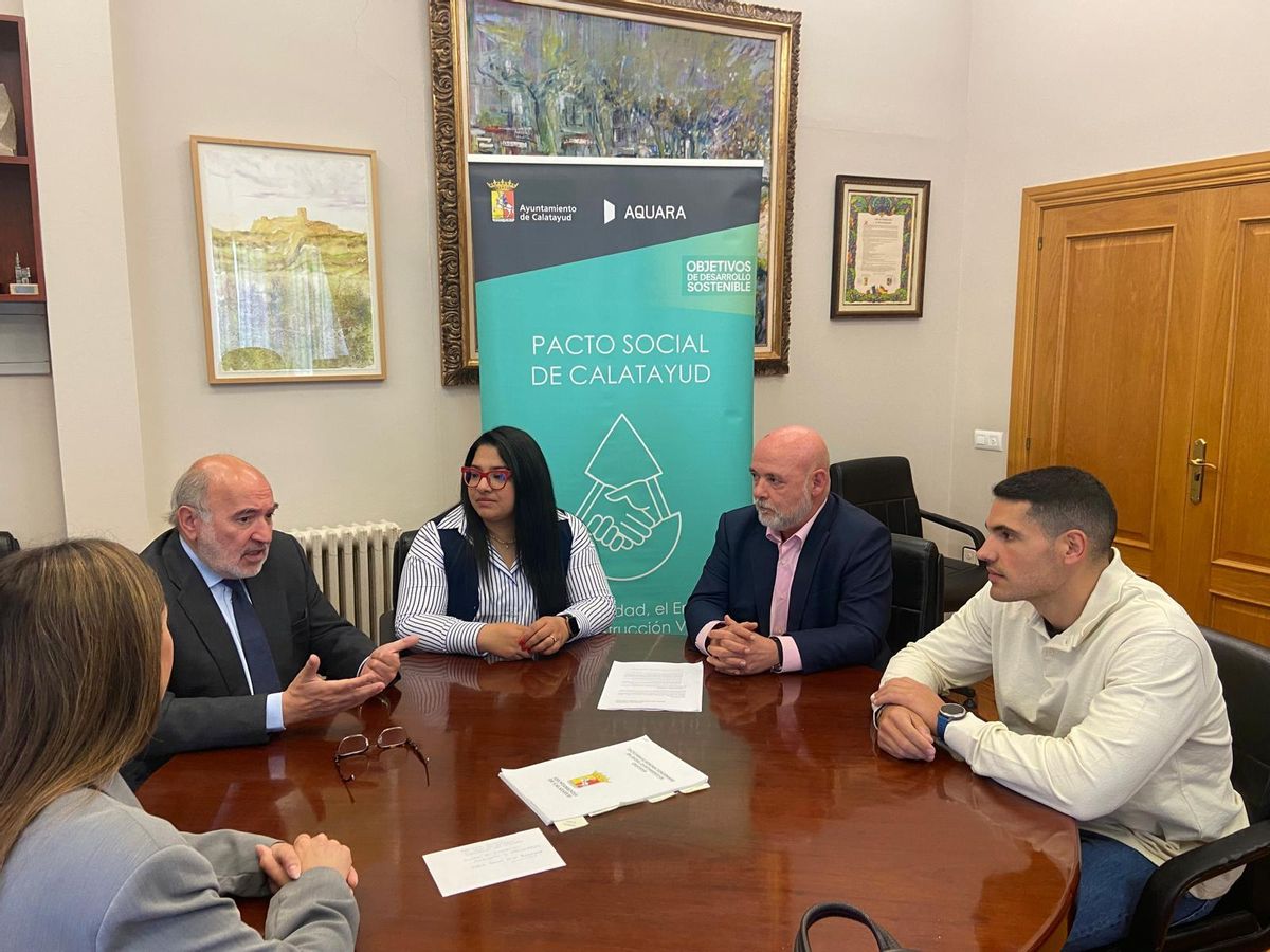 Acto de recepción de la beca 'Talento Profesional' en el Ayuntamiento de Calatayud.