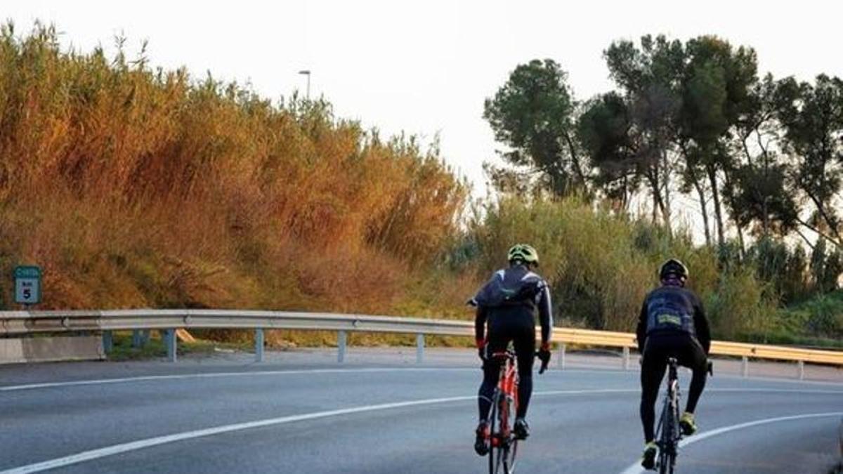 Ciclistas transitan por una carretera, en una foto de archivo.