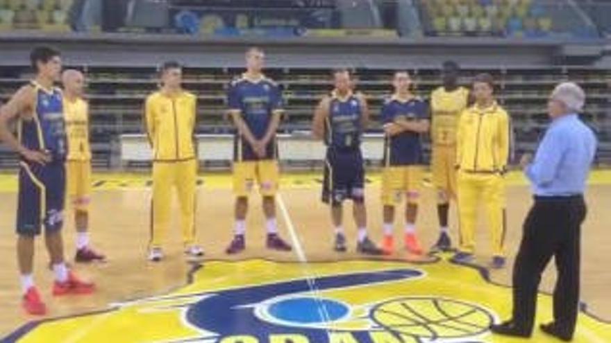 Miguelo Betancor charla con los jugadores del Herbalife Gran Canaria