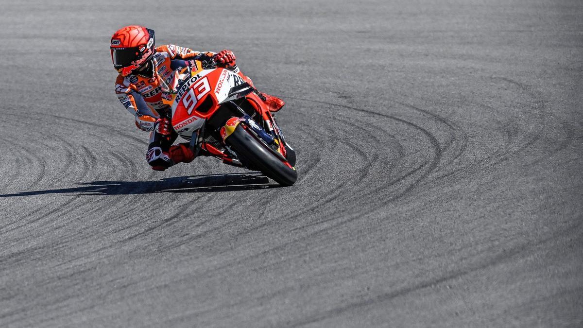 Magic Márquez (Honda) está de vuelta, hoy, en Portimao, en el primer GP de la temporada el campeonísimo catalán ha logrado su pole position nº 92 tras dos vueltas suicidas y arrancará esta tarde, en la carrera al sprint en primera posición por delante de Jorge Martín (Ducati) y Pecco Bagnaia (Ducati).