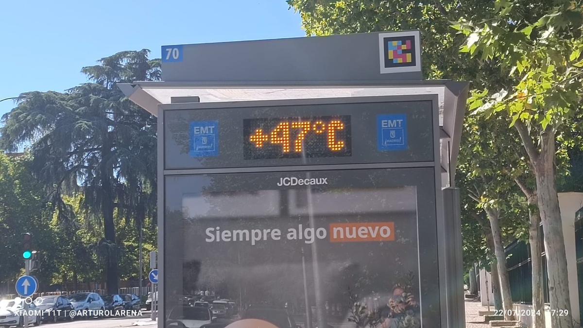 Un termometro registra 47 grados en Arturo Soria el pasdo 22 de julio.