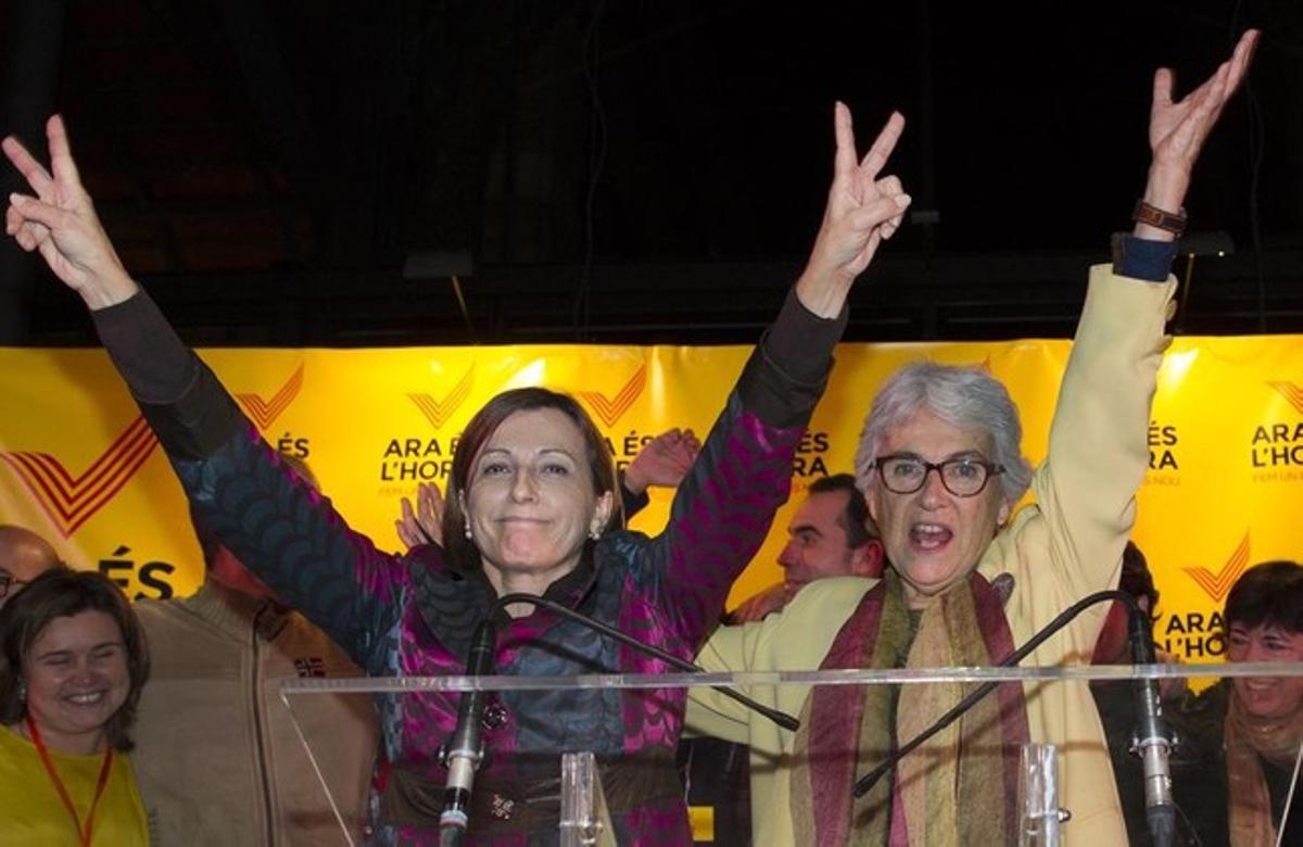 Muriel Casals, amb Carme Forcadell després de les votacions del 9-N el 2014.