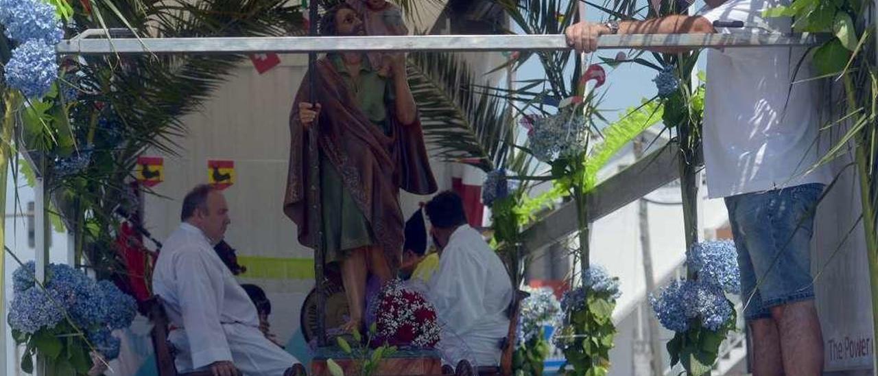 Un momento de la procesión de San Cristóbal celebrada ayer en Vilanova. // Noé Parga