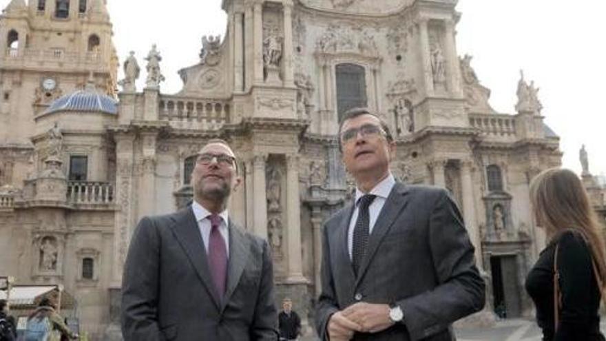 James Costos (i) y José Ballesta, con la fachada de la Catedral de fondo.