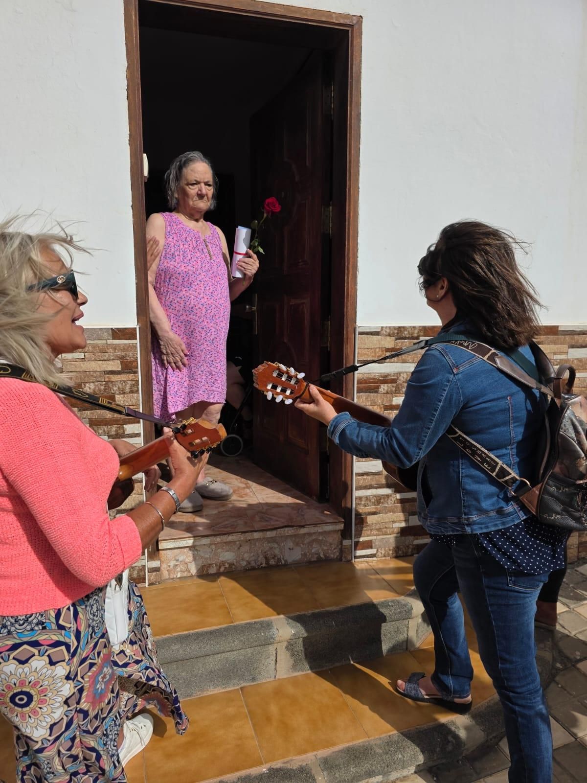El carnicero más solidario  lleva alegría a mayores y enfermos