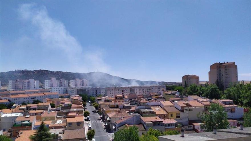 Los bomberos extinguen un fuego cercano a la cueva de Maltravieso