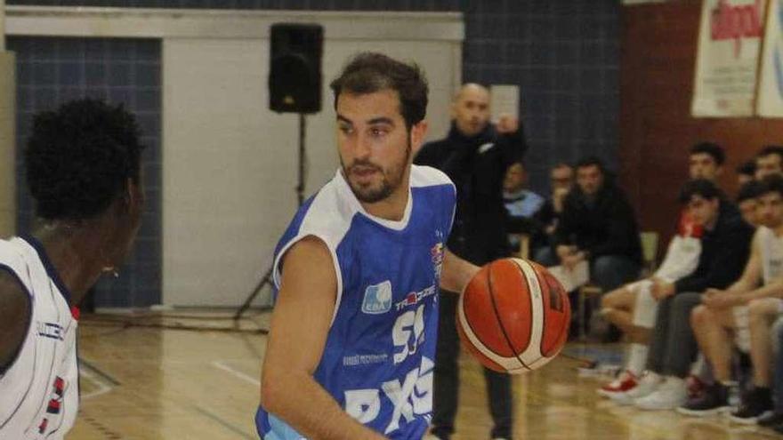 Jorge Romero en el partido contra el Betanzos. // Santos Álvarez