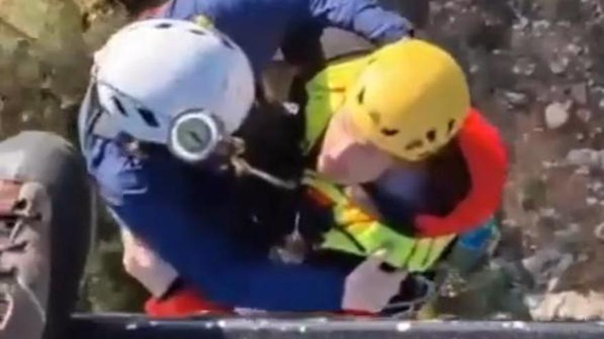 Rescatan a una excursionista con una fractura en una zona de difícil acceso en Son Jaumell