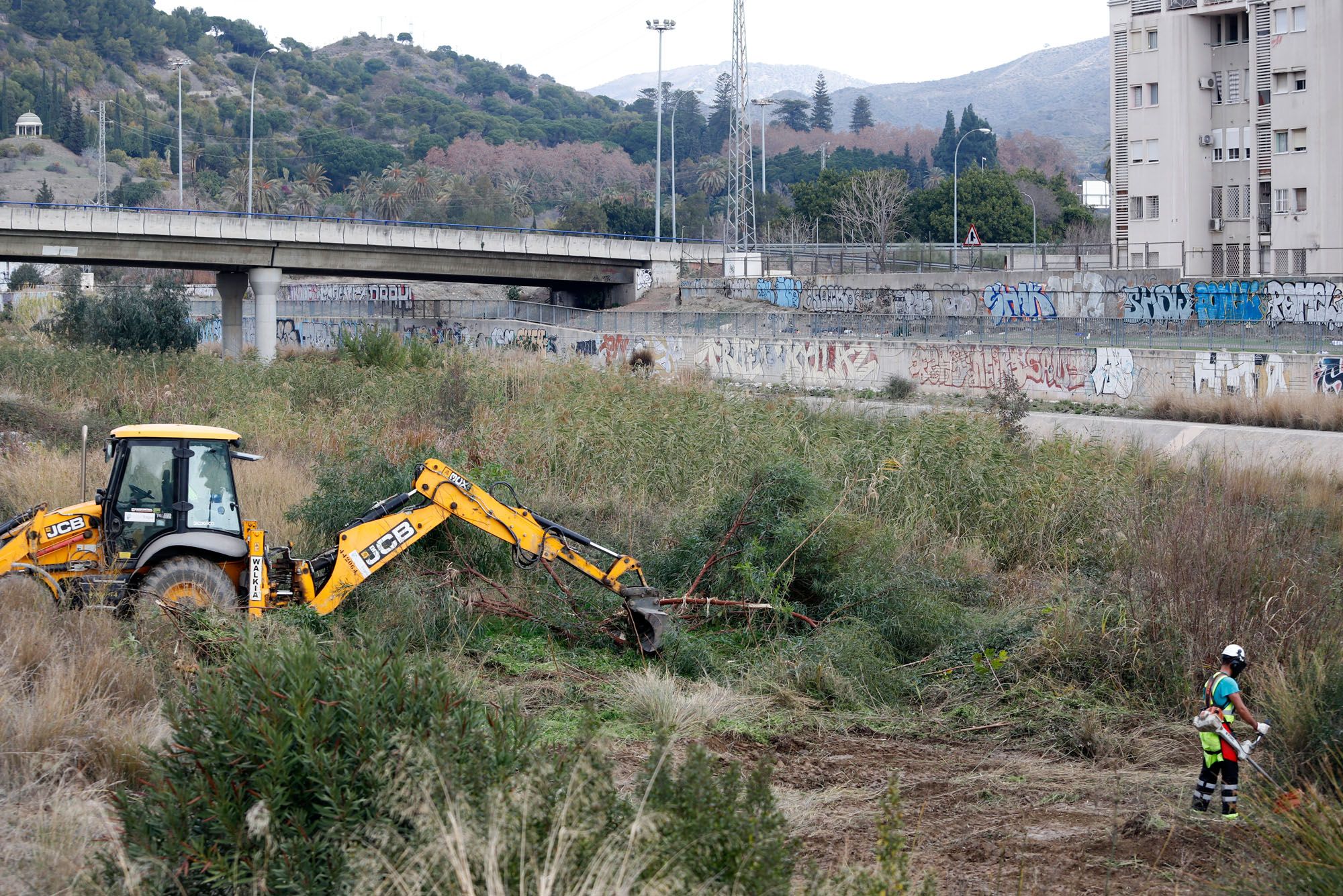 Inicio de la obra para crear un parque fluvial en el cauce del río Guadalmedina