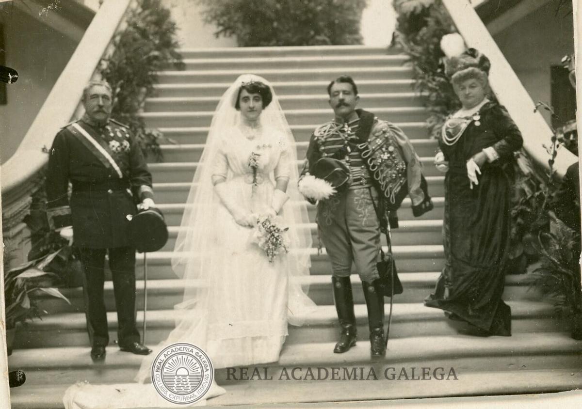Emilia Pardo Bazán, a la derecha, en la boda de su hija en las escaleras de As Torres de Meirás. PAZO DE MEIRAS